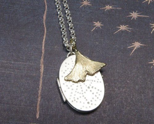 Zilveren medaillon en geelgouden Ginkgo hanger. Gedenksieraad. Silver medallion and yellow gold Ginkgo pendant. Commemorative jewel. Oogst goudsmid Amsterdam