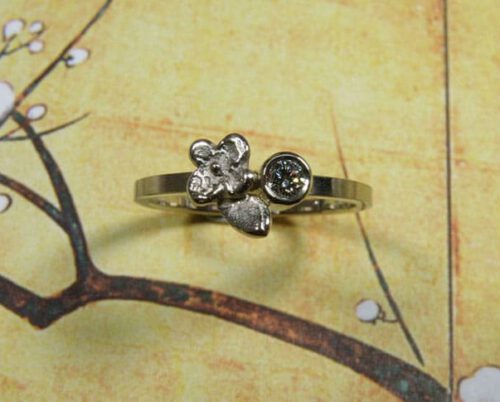 Witgouden vergeet-me-nietjes ring met diamant. Assieraad. White gold ring forget-me-not with diamond. Oogst goudsmid Amsterdam