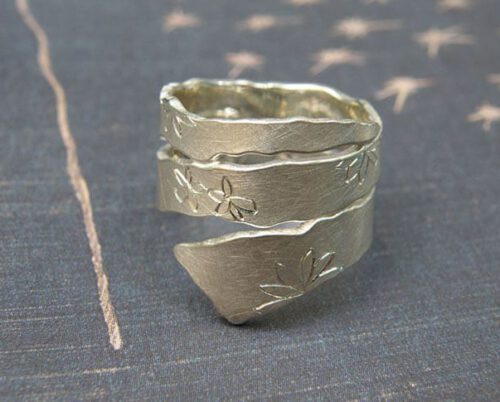 Zilveren wikkel ring met handgravure van bloemen Uit het Oogst goudsmid atelier Amsterdam. Silver wrap around ring with hand engraving of flowers. Made by Oogst goldsmith Amsterdam