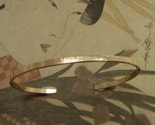 Roodgouden armband Ritme, klemarmband met hamerslag. Bruidssieraad. Uit het Oogst goudsmid atelier. Rose gold bracelet Rhythm, cuff with hammering. Bridal jewellery. Made in the Oogst goldsmith studio.