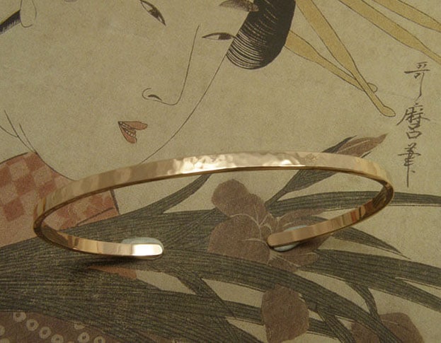 Roodgouden armband Ritme, klemarmband met hamerslag. Bruidssieraad. Uit het Oogst goudsmid atelier. Rose gold bracelet Rhythm, cuff with hammering. Bridal jewellery. Made in the Oogst goldsmith studio.