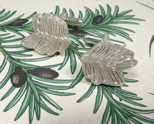 Manchetknopen hortus collectie met handgravure van taxus in zilver. Silver cuffs with hand engraving Taxus. design by oogst Amsterdam
