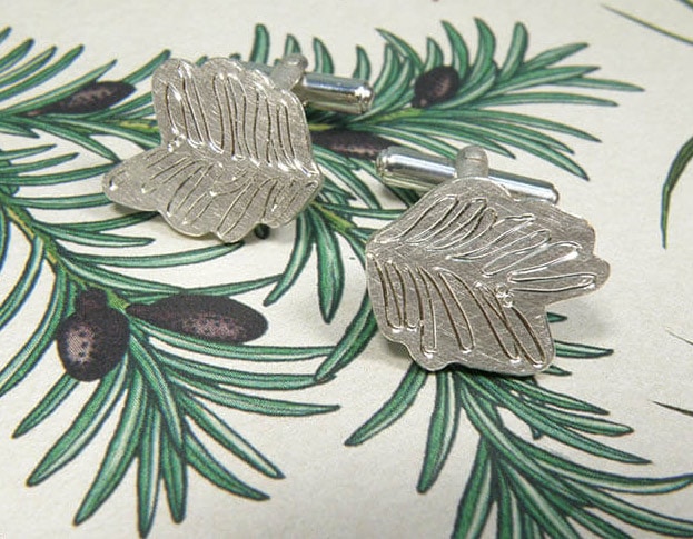 Manchetknopen hortus collectie met handgravure van taxus in zilver. Silver cuffs with hand engraving Taxus. design by oogst Amsterdam
