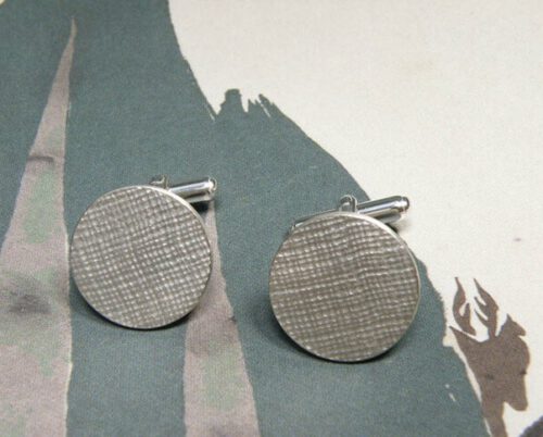Zilveren manchetknopen met structuur. Silver textured cuff links. Uit het Oogst goudsmid atelier. Made in the Oogst goldsmith studio.