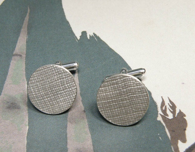 Zilveren manchetknopen met structuur. Silver textured cuff links. Uit het Oogst goudsmid atelier. Made in the Oogst goldsmith studio.