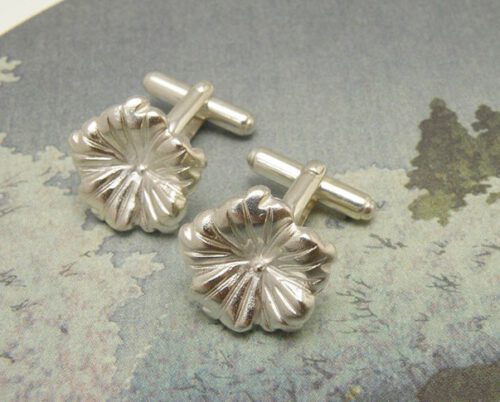Zilveren manchetkopen met strakke bloemen. Silver cufflinks with flowers. Uit het Oogst atelier Amsterdam.