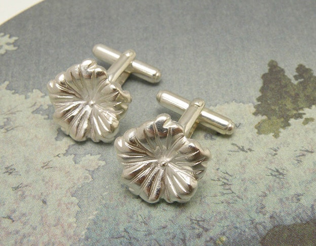 Zilveren manchetkopen met strakke bloemen. Silver cufflinks with flowers. Uit het Oogst atelier Amsterdam.
