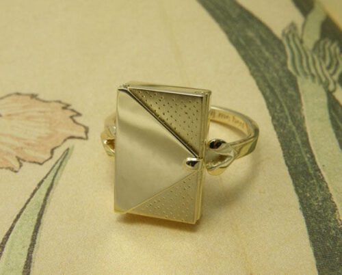 Geelgouden ring met patronen. Assieraad. Yellow gold ring with textures. Commemorative jewel. Oogst goudsmid Amsterdam