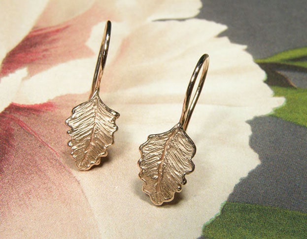 Earrings rose gold leafs. Design by goldsmith Oogst in Amsterdam.  Blog about the Oogst craftswomanship.