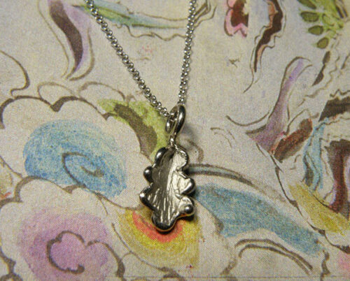 Witgouden eikenblaadje aan verfijnd schakelcollier. White golden oak leaf on fine necklace. Oogst goudsmeden Amsterdam.