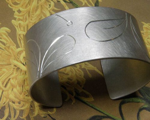 Zilveren klemband met handgravure van bladeren. Silver cuff with hand engraved leafs. Uit het Oogst Atelier Amsterdam.