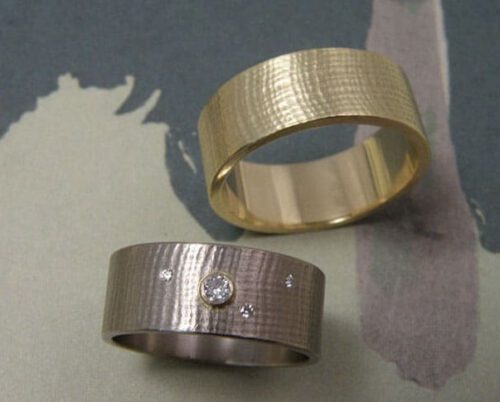 Trouwringen Linnen. Witgouden ring met diamant. Geelgouden ring. Oogst goudsmid Amsterdam. Huwelijksringen Edelsmid.