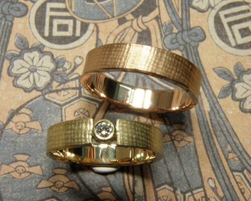 Trouwringen Linnen. Geelgouden ring met diamant. Roodgouden ring. Wedding rings Linen Yellow gold ring with diamond. Rose gold ring. Oogst goudsmid Amsterdam. Huwelijksringen Edelsmid.