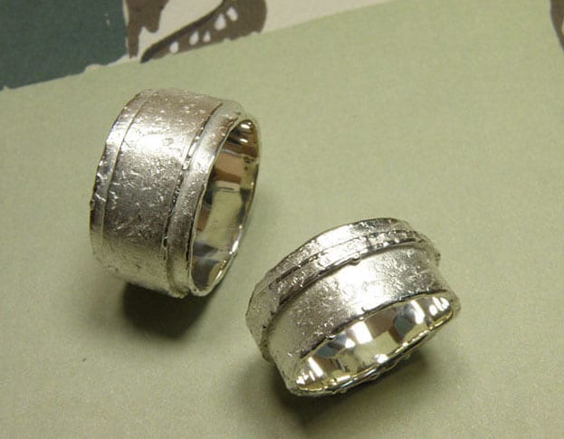 Organische trouwringen zilver. Brede erosie ringen, gelaagd model