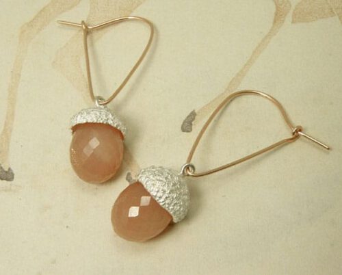 Roodgouden oorhaakjes met zilveren eikendopjes en roze maanstenen. Rose golden earrings with silver acorns and pink moonstones. Uit het Oogst atelier Amsterdam.