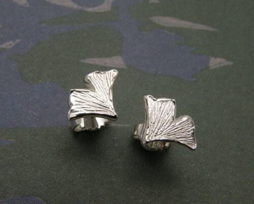 Zilveren ginkgo blaadjes oorbellen. Silver ginkgo leafs earstuds. Oogst goudsmeden Amsterdam.