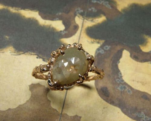 roodgouden twijgjesring 'Sprookjes' met groene diamant. Rose golden twigring 'Fairytales' with green diamond. Uit het Oogst atelier Amsterdam.