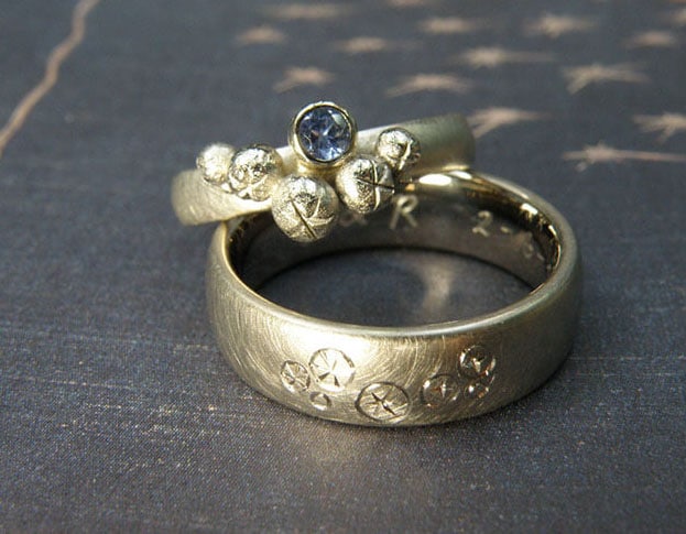Hand engraved wedding rings 'Lineair'. White gold ring with circles engraving. Rose gold ring with diamonds. Created by Oogst