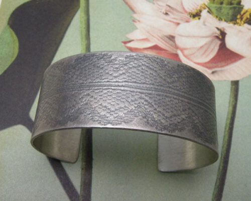Zilveren geoxideerde klemband met kant afdruk. Silver oxidized cuff with lace texture. Oogst Amsterdam.