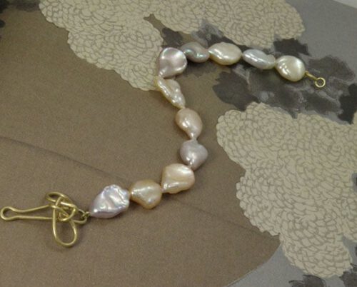 Armband met keshi parels en geelgouden knoop sluiting. pearl bracelet with yellow gold knot clasp. Oogst Amsterdam. Blog alles over Parels.