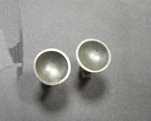 Oorbellen 'Kommetjes'. Strakke look in zilver. Kommetje met steker. Tijdloze oorbellen uit het Oogst atelier.