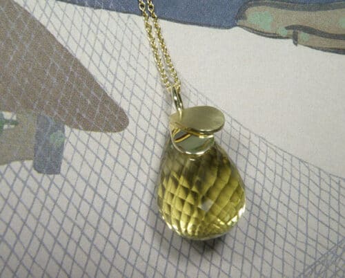 Geelgouden fijn schakelcollier met lemoniet en geelgouden blaadjes hanger. Yellowgolden necklace with lemonite and yellow golden leaf pendant. Uit het Oogst atelier Amsterdam.