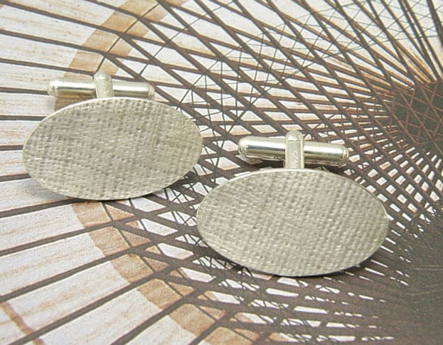 Zilveren ovale manchetknopen met linnenstructuur. Silver oval cufflinks with linnen structure. Uit het Oogst atelier Amsterdam.