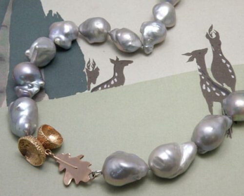 Collier Eik, roodgouden eikendopjes en blaadje met grijze nucleus parels. Oogst Amsterdam. Rose gold clasp Oak with grey fresh water nucleus Pearls