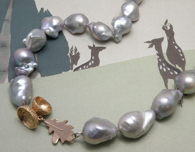 Collier Eik, roodgouden eikendopjes en blaadje met grijze nucleus parels. Oogst Amsterdam. Rose gold clasp Oak with grey fresh water nucleus Pearls