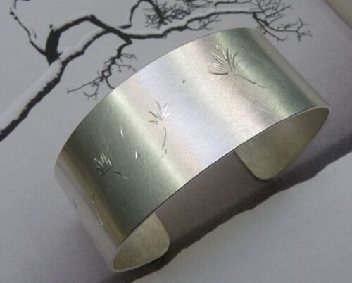 Zilveren klemband met paardenbloempluis handgravure. Silver cuff with hand engraved flower. Uit het Oogst atelier Amsterdam.