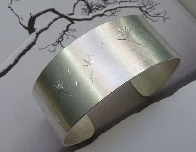 Zilveren klemband met paardenbloempluis handgravure. Silver cuff with hand engraved flower. Uit het Oogst atelier Amsterdam.