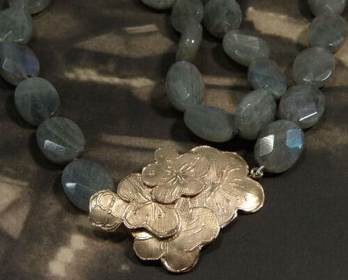 Roodgouden pruimenbloesems collier met ovale labradoriet. Rose golden blossom necklace with oval labradorite. Oogst Amsterdam.