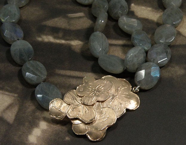 Roodgouden pruimenbloesems collier met ovale labradoriet. Rose golden blossom necklace with oval labradorite. Oogst Amsterdam.