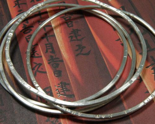 Gehamerde zilveren rinkelarmbanden. Hammered silver bangels. Oogst Amsterdam.