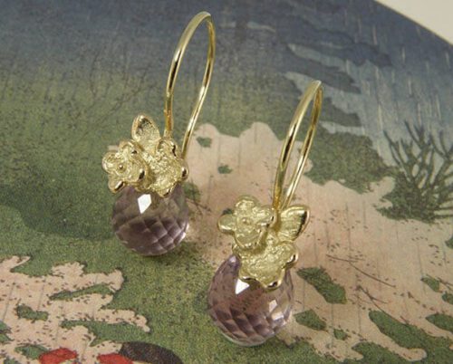 Geelgouden vergeet-me-nietjes met amethyst en krul. Yellow golden forget-me-not earrings with amethyst. Oogst Amsterdam.