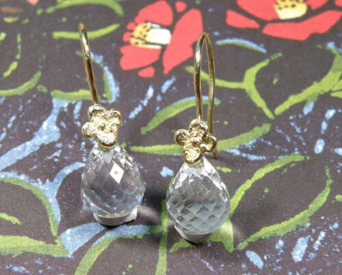 Geelgouden oorsieraden In Bloei met aquamarijn. Baargoud. Geboortesieraad. Yellow gold Flowers earrings with aquamarine. Push present. Birth gift. Oogst goudsmid Amsterdam