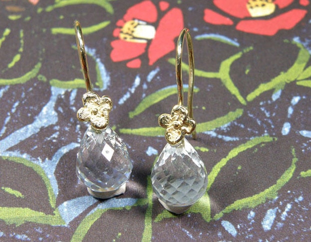 Geelgouden oorsieraden In Bloei met aquamarijn. Baargoud. Geboortesieraad. Yellow gold Flowers earrings with aquamarine. Push present. Birth gift. Oogst goudsmid Amsterdam