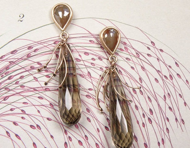 Roodgouden oorbellen met natural diamant en rookkwarts. Uit de 'Hortus Botanicus' collectie van Oogst Amsterdam