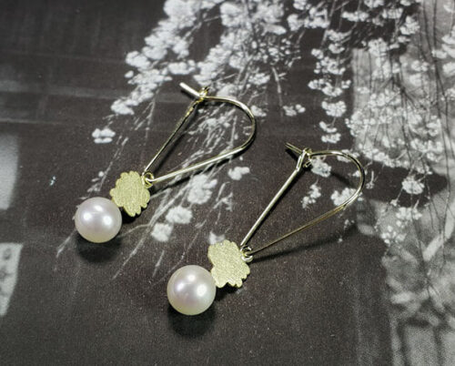 oorsieraden In Bloei, geelgoud met parels. Earrings In Bloom, yello9w gold with pearls. Oogst goudsmid Amsterdam