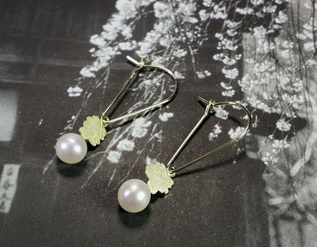 oorsieraden In Bloei, geelgoud met parels. Earrings In Bloom, yello9w gold with pearls. Oogst goudsmid Amsterdam