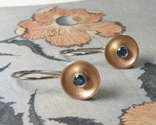 Blog over Saffier. Oorsieraden Kom, roodgouden kommetjes met saffier. Earring Bowl, rose gold bowls with sapphire. Oogst goudsmid Amsterdam