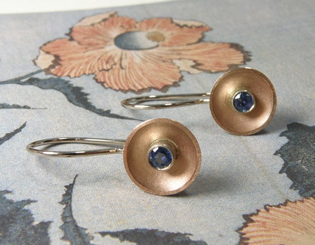 Blog over Saffier. Oorsieraden Kom, roodgouden kommetjes met saffier. Earring Bowl, rose gold bowls with sapphire. Oogst goudsmid Amsterdam