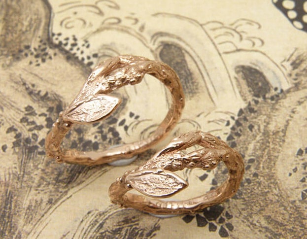 Botanical Wedding rings Orchard. Yellow gold twig ring with leaf. Rose gold twig ring with leaf. Oogst goldsmith Amsterdam.