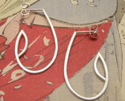 Zilveren druppel oorsieraden met steker. Silver dropshape earrings. Uit het Oogst atelier Amsterdam.