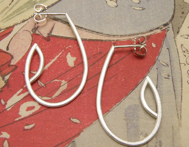 earrings 'Drop'. Silver drop shapes with a stud. Created in the Oogst studio in Amsterdam.