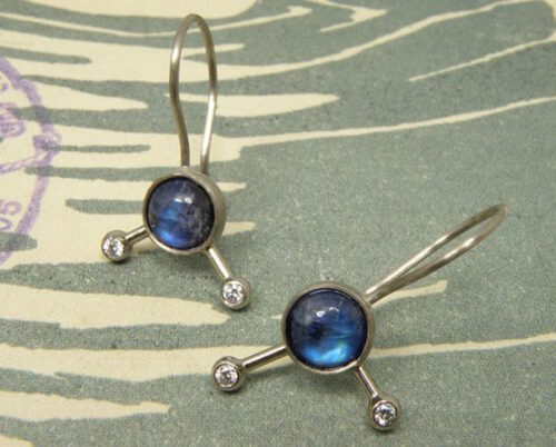 Witgouden oorsieraden met maansteen en diamanten. White gold earrings with moonstone and diamonds. Oogst goudsmid Amsterdam