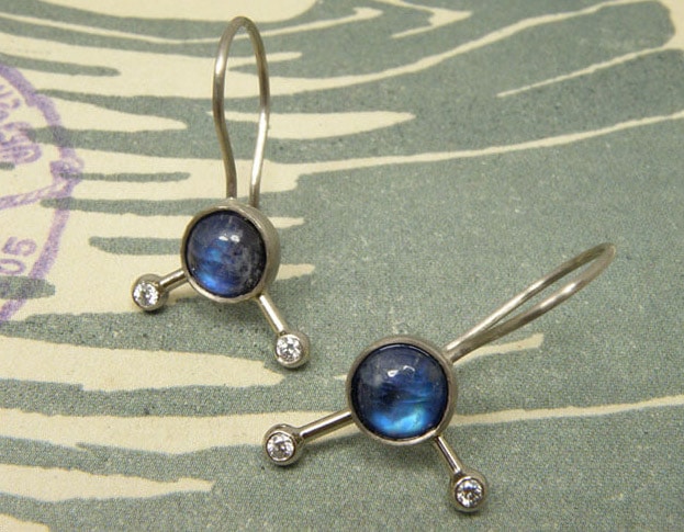 Witgouden oorsieraden met maansteen en diamanten. White gold earrings with moonstone and diamonds. Oogst goudsmid Amsterdam