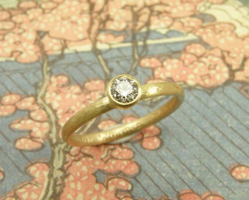 Verlovingsring 'Ritme'. Geelgouden ring met fijne hamering en een 0,20 crt diamant. engagement ring 'Rhythm'. Yellow golden ring with fine hammering and a 0,20 crt diamond. Uit het Oogst atelier Amsterdam.