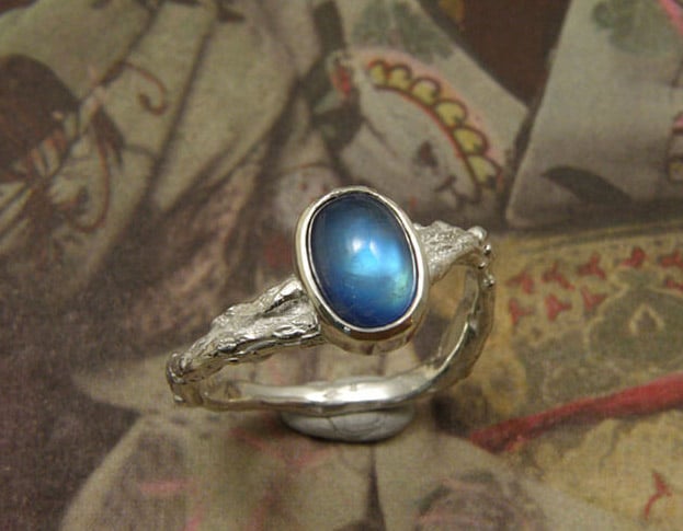Zilveren Boomgaard ring met maansteen. Ring Orchard. Silver with moonstone. Oogst goudsmid Amsterdam