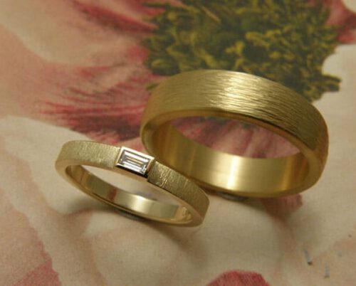 Trouwringen 'Eenvoud' & 'Ritme'. Geelgouden ring met diamant en geelgouden ring met hamerslag. Wedding Rings 'Simplicity' & 'Rhythm'. Yellow golden ring with diamond and yellow golden ring with hammering. Uit het Oogst atelier Amsterdam.